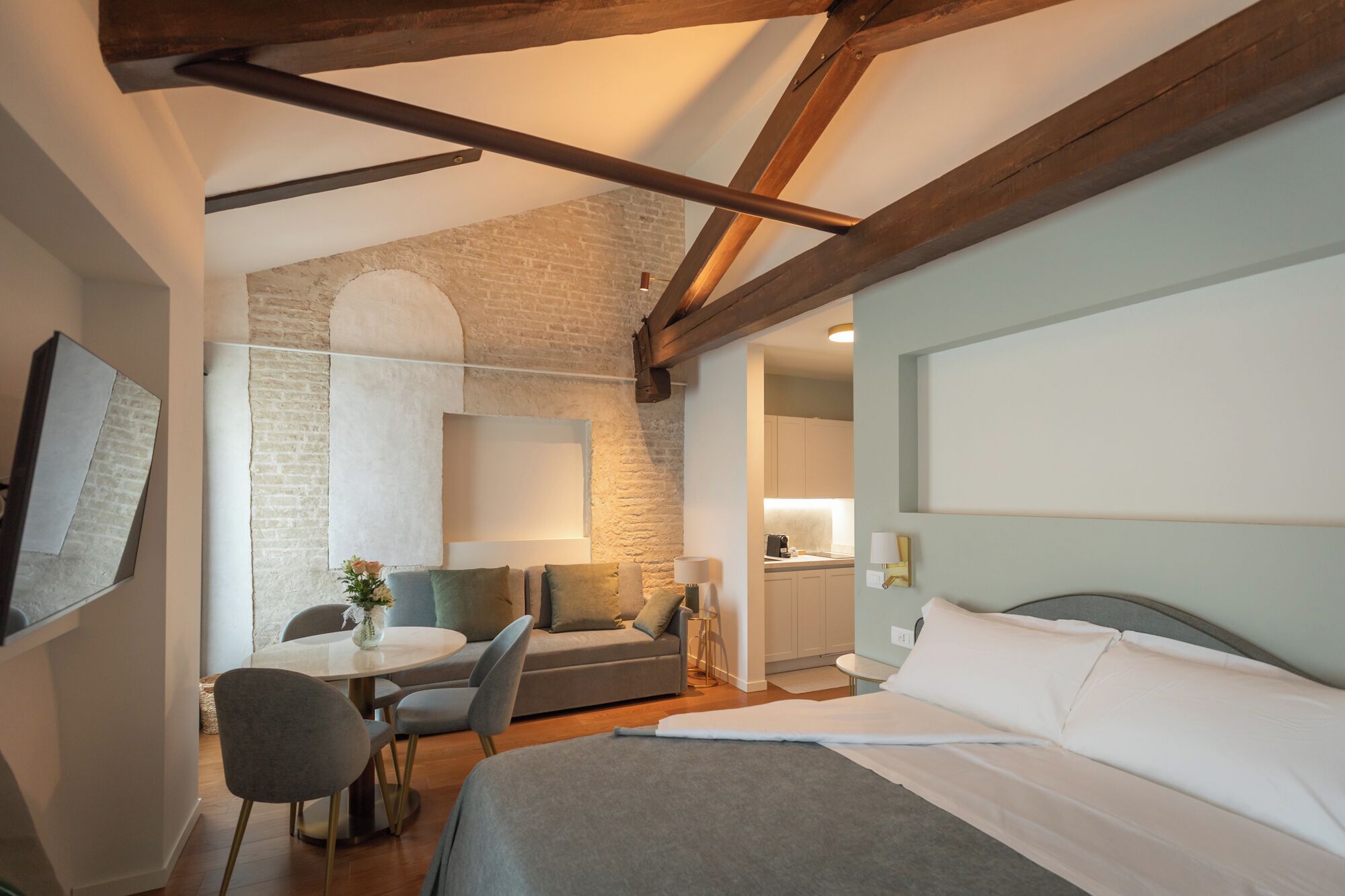 Superior-Apartment | Zimmersafe, Verdunkelungsvorhänge, schallisolierte Zimmer