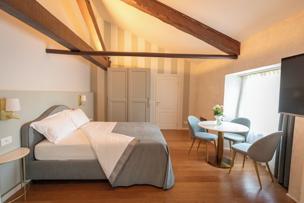 Deluxe Apartment | In-room safe, blackout drapes, soundproofing, iron/ironing board