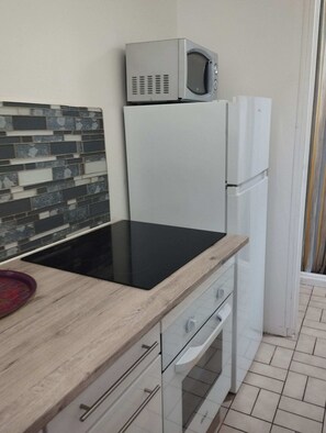 Réfrigérateur, four à micro-ondes, un four, surface de cuisson