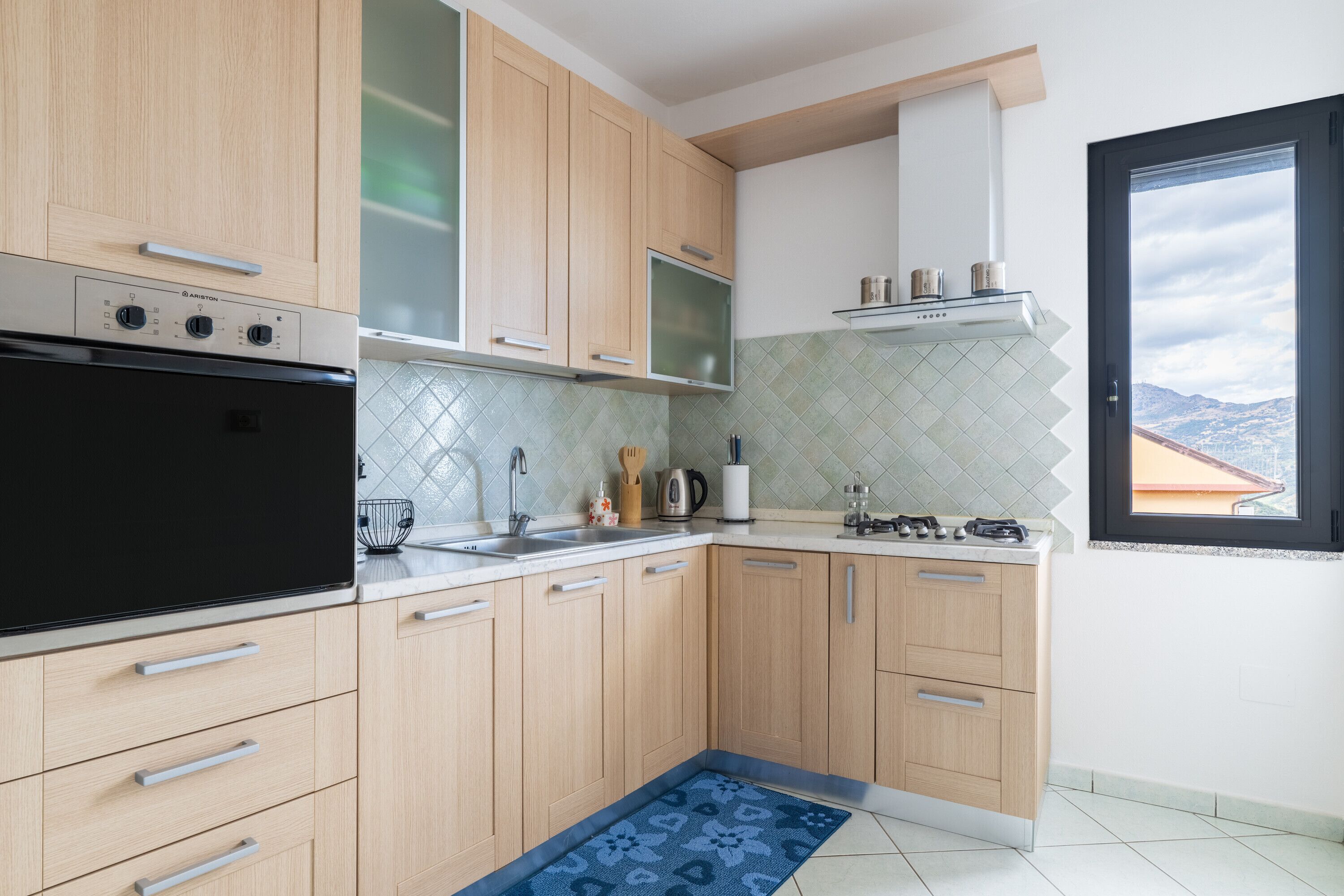 Kühlschrank, Ofen, Herdplatte, Wasserkocher mit Kaffee-/Teezubehör