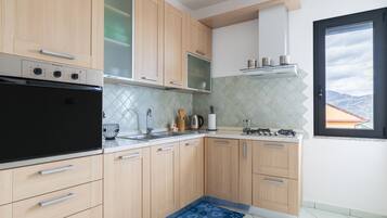 Fridge, microwave, oven, stovetop