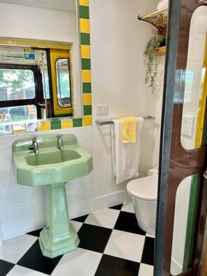 Hair dryer, towels, soap, toilet paper - Yarra Valley Tram Stay (Lilydale)
