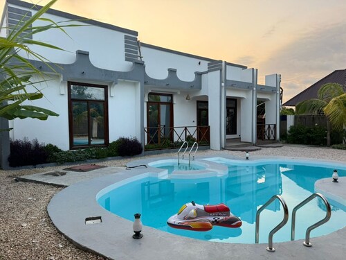 3-bedroom villa in charming Zanzibar with Swimming Pool and aircondition