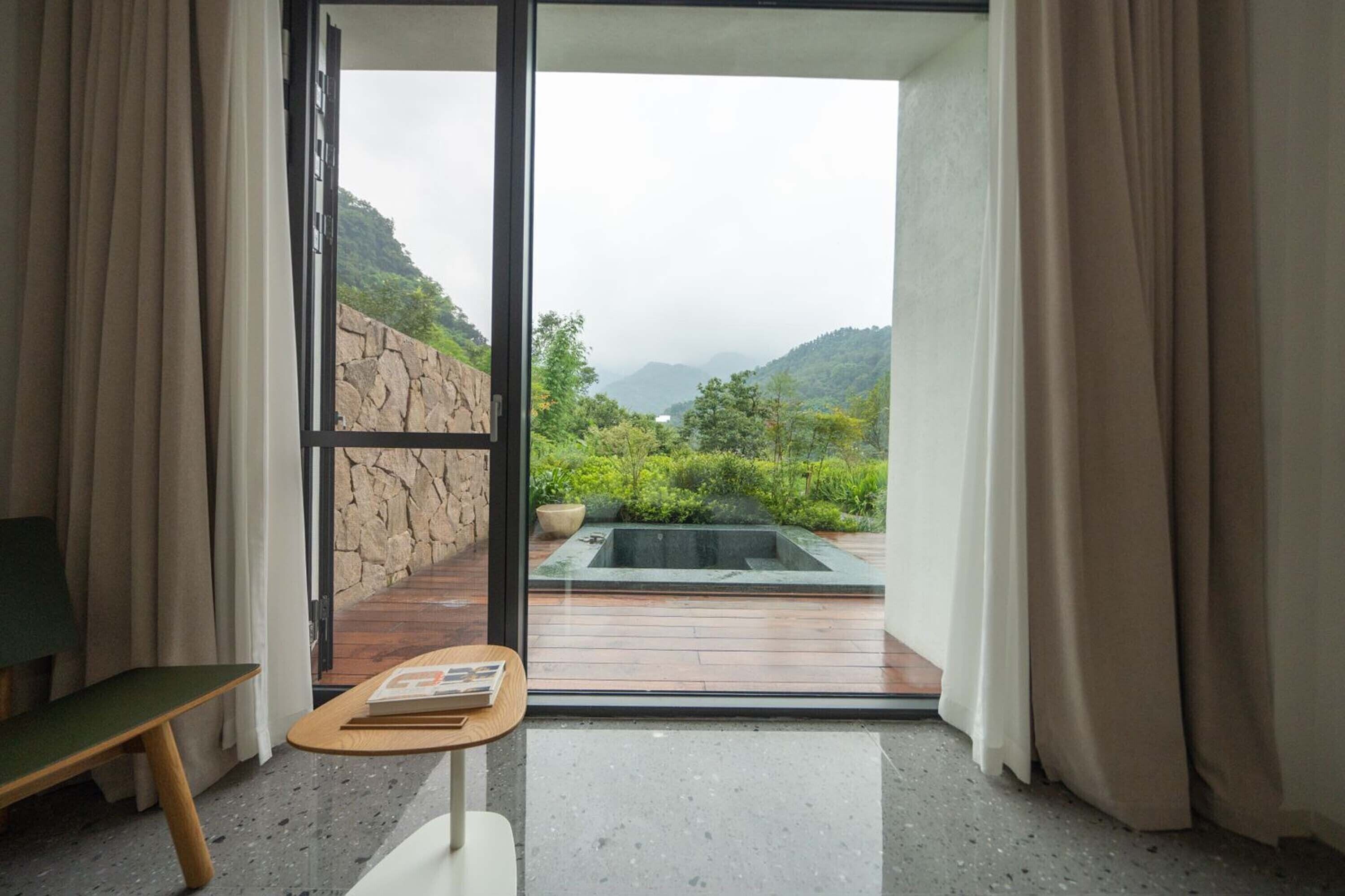 Phòng Suite Cao cấp, quang cảnh đồi núi | Hiên