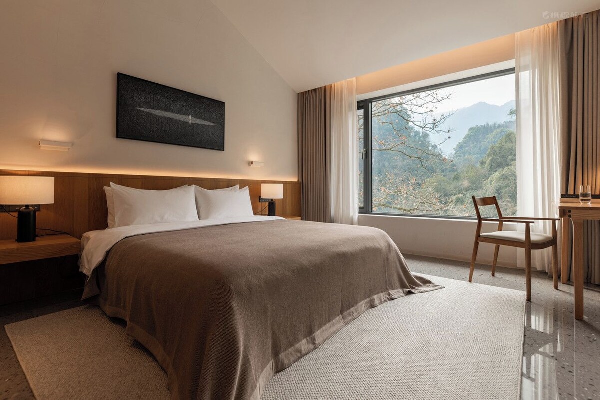 Signature Double Room, Mountain View | Down duvets, minibar, desk, laptop workspace