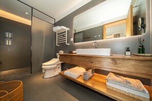 Luxe suite, uitzicht op heuvels | Badkamer | Gratis toiletartikelen, een haardroger, badjassen, pantoffels