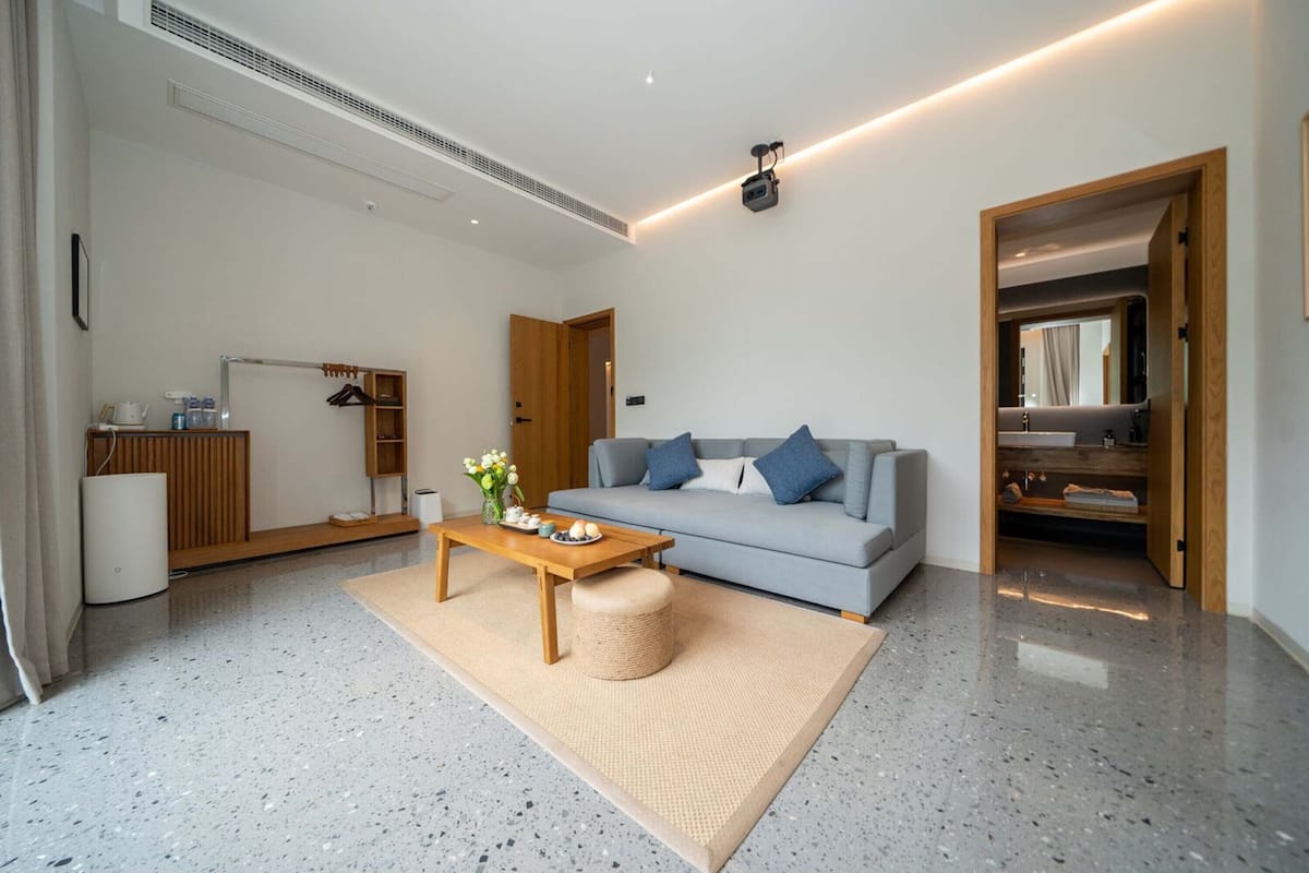 Suite Luxury, vista collina | Copriletto in piuma, minibar, una scrivania, postazione laptop