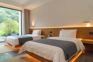 Signature Twin kamer, uitzicht op heuvels | Donsdekens, een minibar, een bureau, een laptopwerkplek