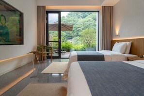 Signature Twin Room, Hill View | Down duvets, minibar, desk, laptop workspace