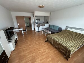 Room - Studio Apartment 'Ferienappartement Möhnesee' with Lake View, Shared Garden and Wi-Fi (Möhnesee)