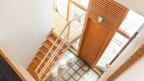 Un escalier avec des marches en bois menant à un palier.