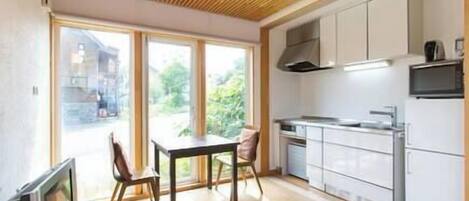 Køleskab, mikrobølgeovn, brødrister, blender