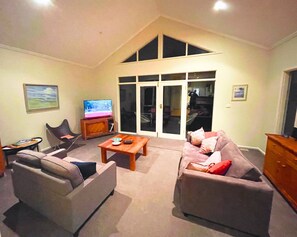 House, 3 Bedrooms, Balcony, Garden View | Living room | Books