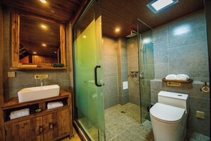 Kostenlose Toilettenartikel, Haartrockner, Hausschuhe, HandtĂŒcher