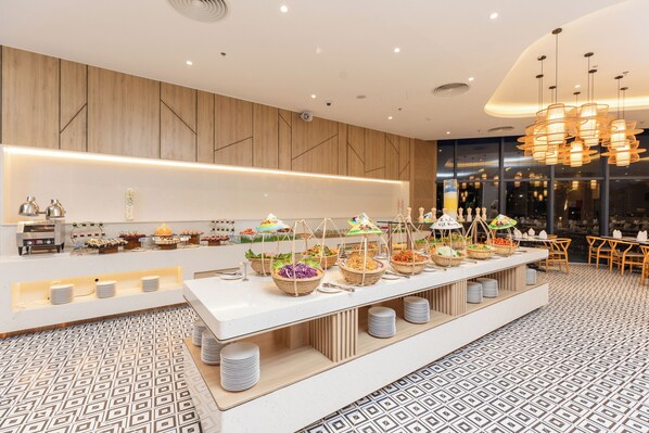 Svédasztalos reggeli mindennap (fejenként VND 250000 áron)