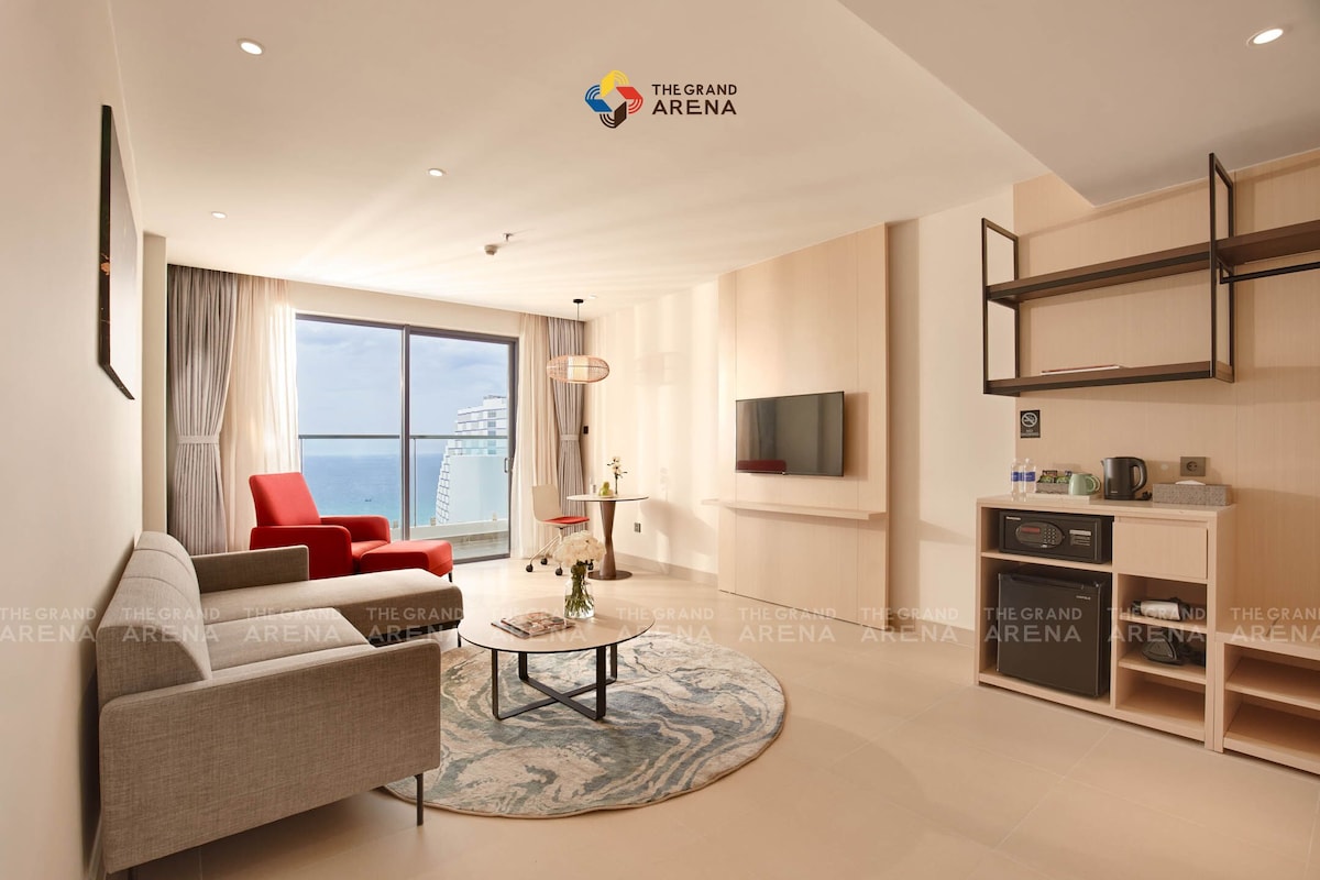 Family Suite One Bedroom Ocean Breeze | Minibar, in-room safe, desk, blackout curtains