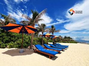 On the beach, beach umbrellas, beach bar - The Grand Arena Cam Ranh Hotel & Resort (Cam Ranh)