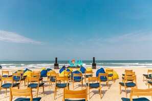 Aan het strand, parasols, een strandbar