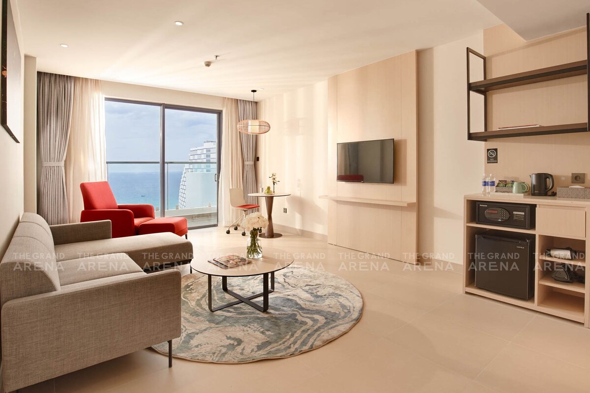Family Suite One Bedroom Ocean Breeze | Minibar, in-room safe, desk, blackout curtains