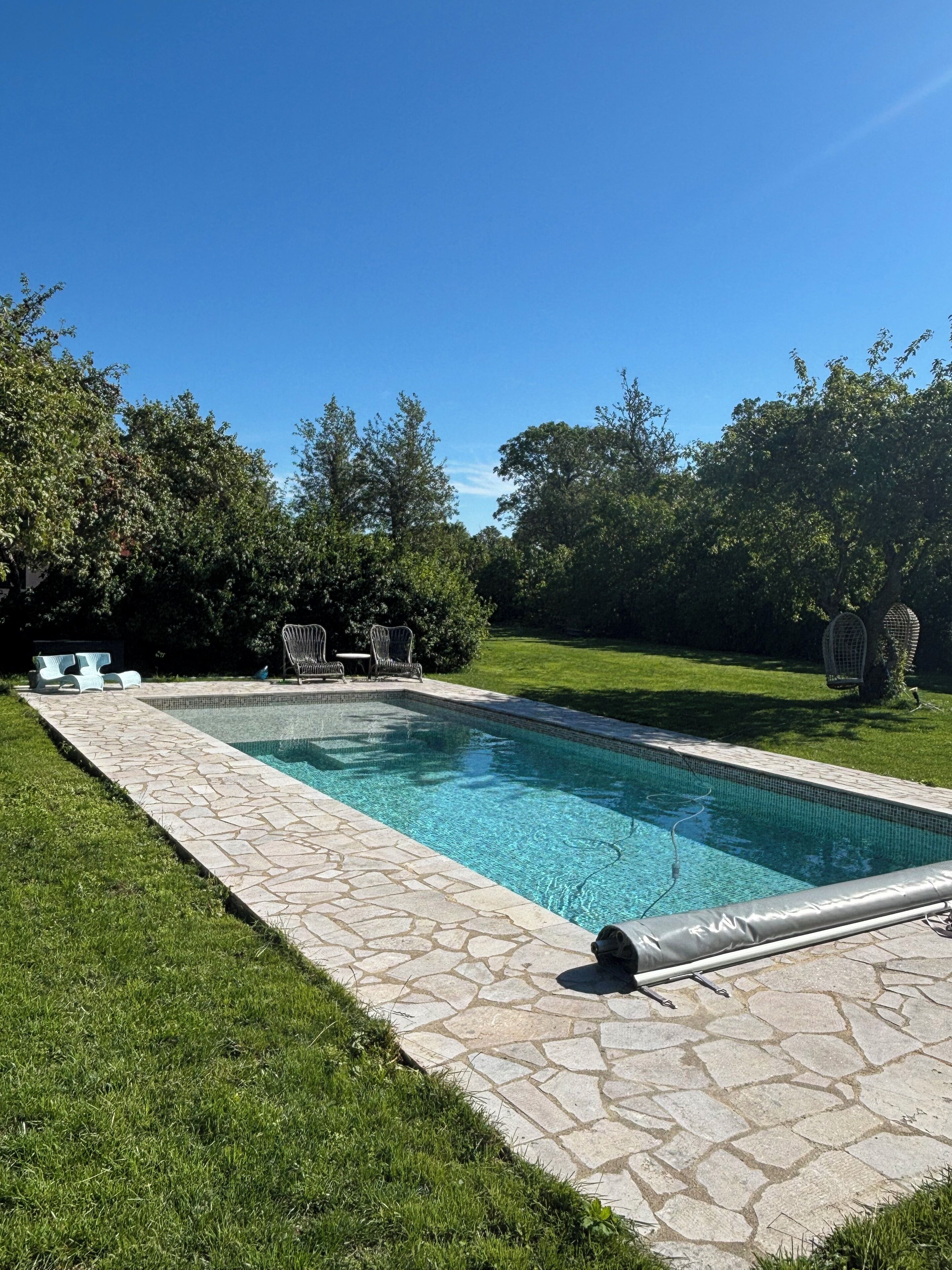 Una piscina al aire libre, una piscina climatizada