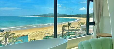 Escritorio, espacio para trabajar con laptop y wifi gratis