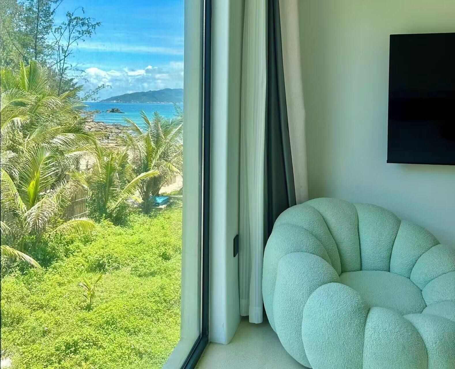 Escritorio, espacio para trabajar con laptop y wifi gratis 