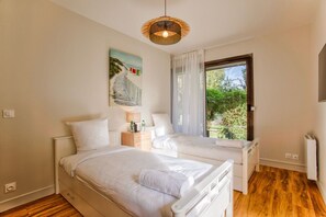 3 bedrooms, desk, iron/ironing board, travel crib