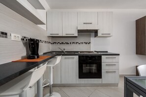 Refrigerador, horno, placa de cocina, cafetera/tetera