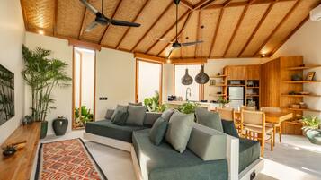 Deluxe-Villa, Terrasse, Poolblick | Wohnzimmer | 50-Zoll-Flachbildfernseher mit Kabelempfang