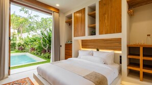 A modern bedroom with a large bed, wooden headboard, and a view of a swimming pool. - MALA Villa Balangan (Jimbaran)