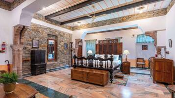 Cofres nos quartos, escrivaninha, espaço de trabalho para notebook