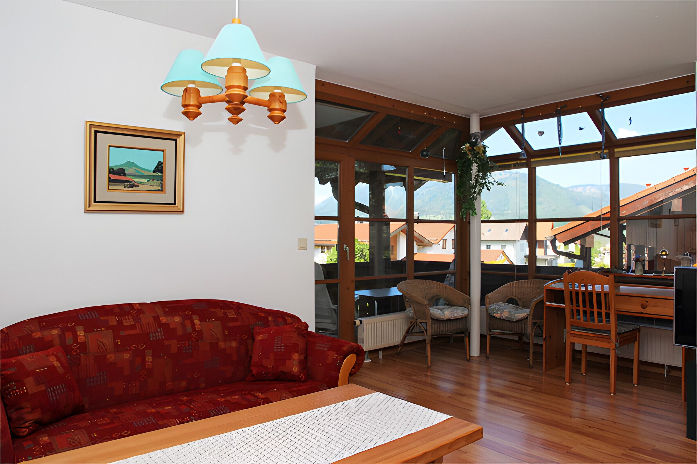 Een televisie en een stereo