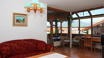 Een televisie en een stereo