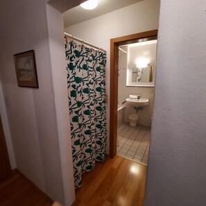 Shower, hair dryer, towels - Apartment 'Krämer' with Balcony and Wi-Fi (Burgberg)