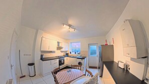 Fridge, microwave, oven, stovetop - Northampton Oasis Retreat - 3-4 Bedroom House (Northampton)