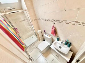 Shower, towels - Northampton Oasis Retreat - 3-4 Bedroom House (Northampton)