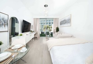 Tabla de planchar con plancha, wifi gratis y ropa de cama 