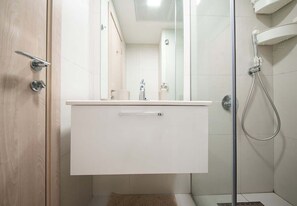 Doccia, asciugacapelli, shampoo