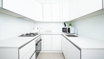 Réfrigérateur, micro-ondes, four, cafetiÚre/bouilloire