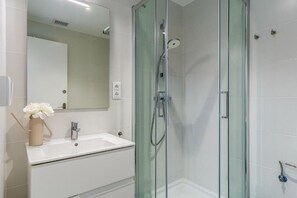 Hair dryer, towels, soap, toilet paper - Stunning views over iconic Sagrada Familia! Building perfect for large groups! (Barcelona)