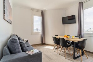 Dining - Stunning views over iconic Sagrada Familia! Building perfect for large groups! (Barcelona)