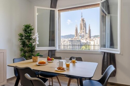 Stunning views over iconic Sagrada Familia! Building perfect for large groups!