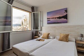 6 bedrooms, desk, iron/ironing board, travel crib - Stunning views over iconic Sagrada Familia! Building perfect for large groups! (Barcelona)