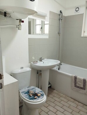 Hårtørrer, håndklæder, Sæbe, Toiletpapir
