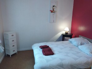2 chambres, fer et planche à repasser, Wi-Fi, draps fournis