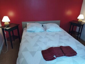 2 chambres, fer et planche à repasser, Wi-Fi, draps fournis