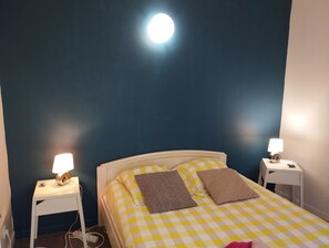 Tabla de planchar con plancha, wifi, ropa de cama