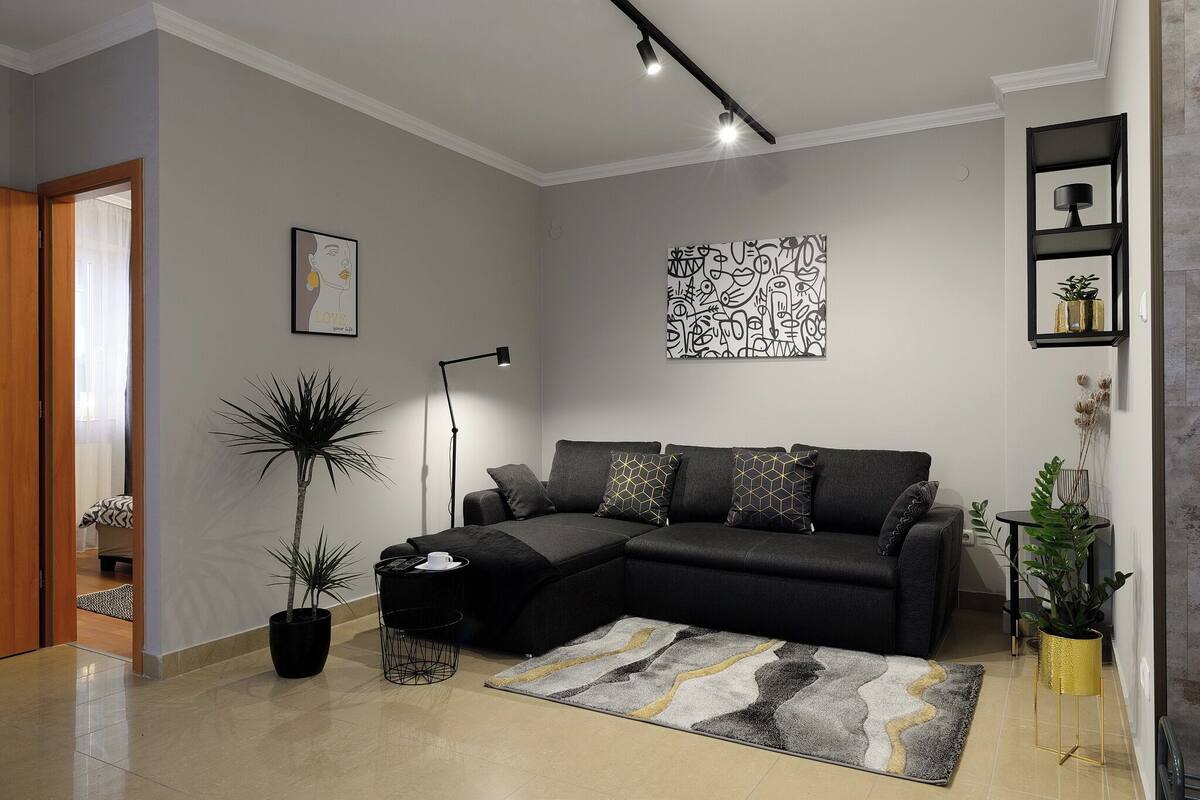 Superior-Apartment, Balkon, Blick auf den Innenhof | Wohnbereich