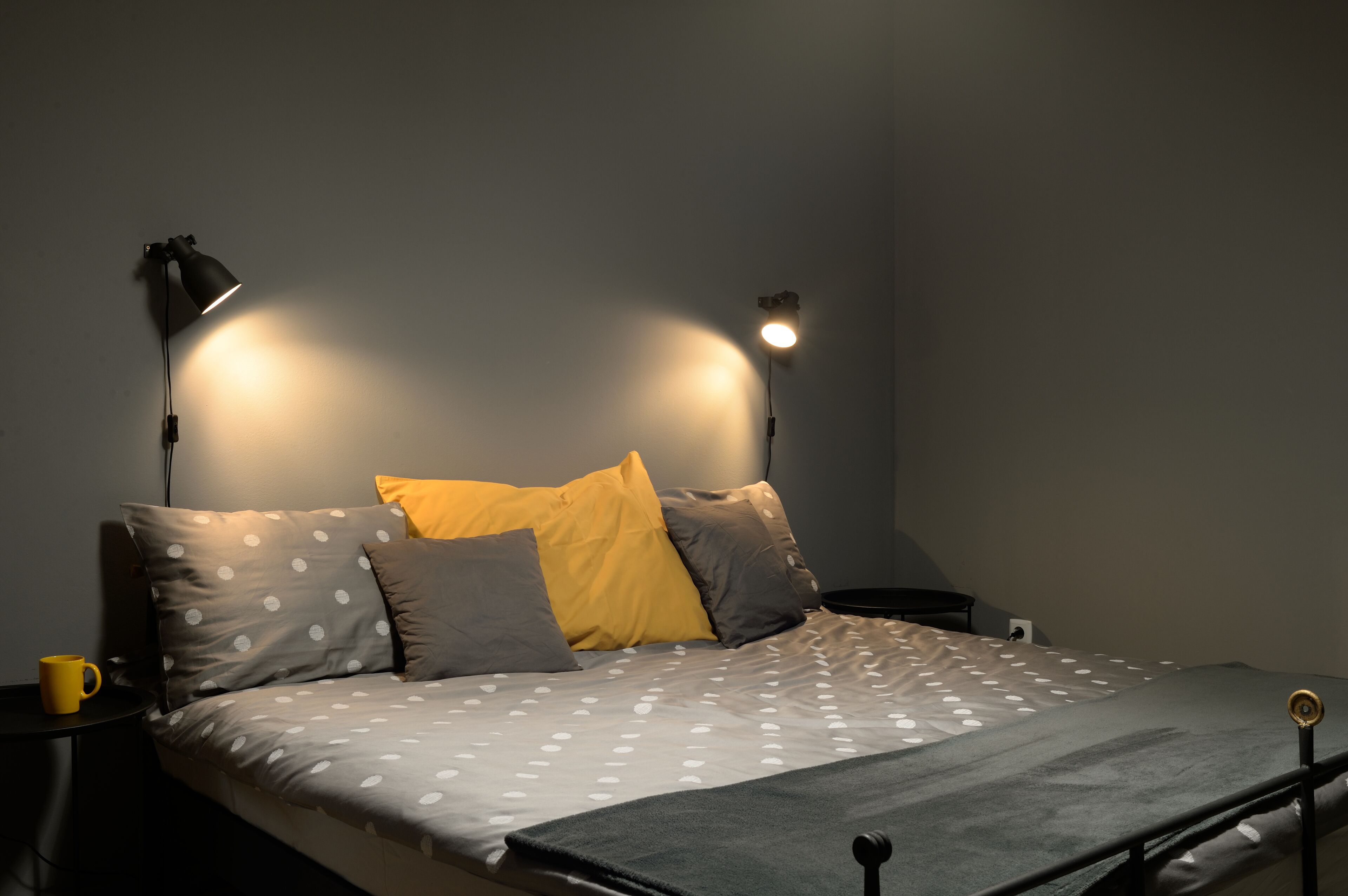 شقة مريحة - بشرفة - منظر للمدينة | خزنة داخل الغرفة وستائر تعتيم وتجهيزات عازلة للصوت ومكواة/لوح كي