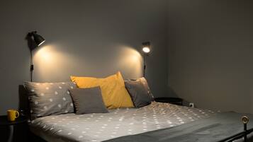 شقة مريحة - بشرفة - منظر للمدينة | خزنة داخل الغرفة وستائر تعتيم وتجهيزات عازلة للصوت ومكواة/لوح كي